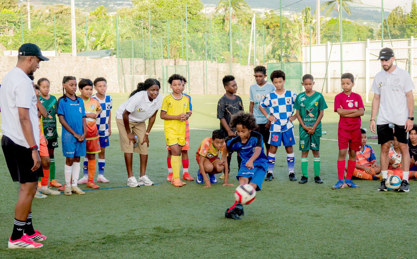  <center> Adrien Thomasson, Thiniba Samoura,Tara Elimbi Gilbert et Fabrice Abriel : quand les marmailles de 1000 Sourires rencontrent les héros du ballon rond 16ème édition de « Foot en VIM »