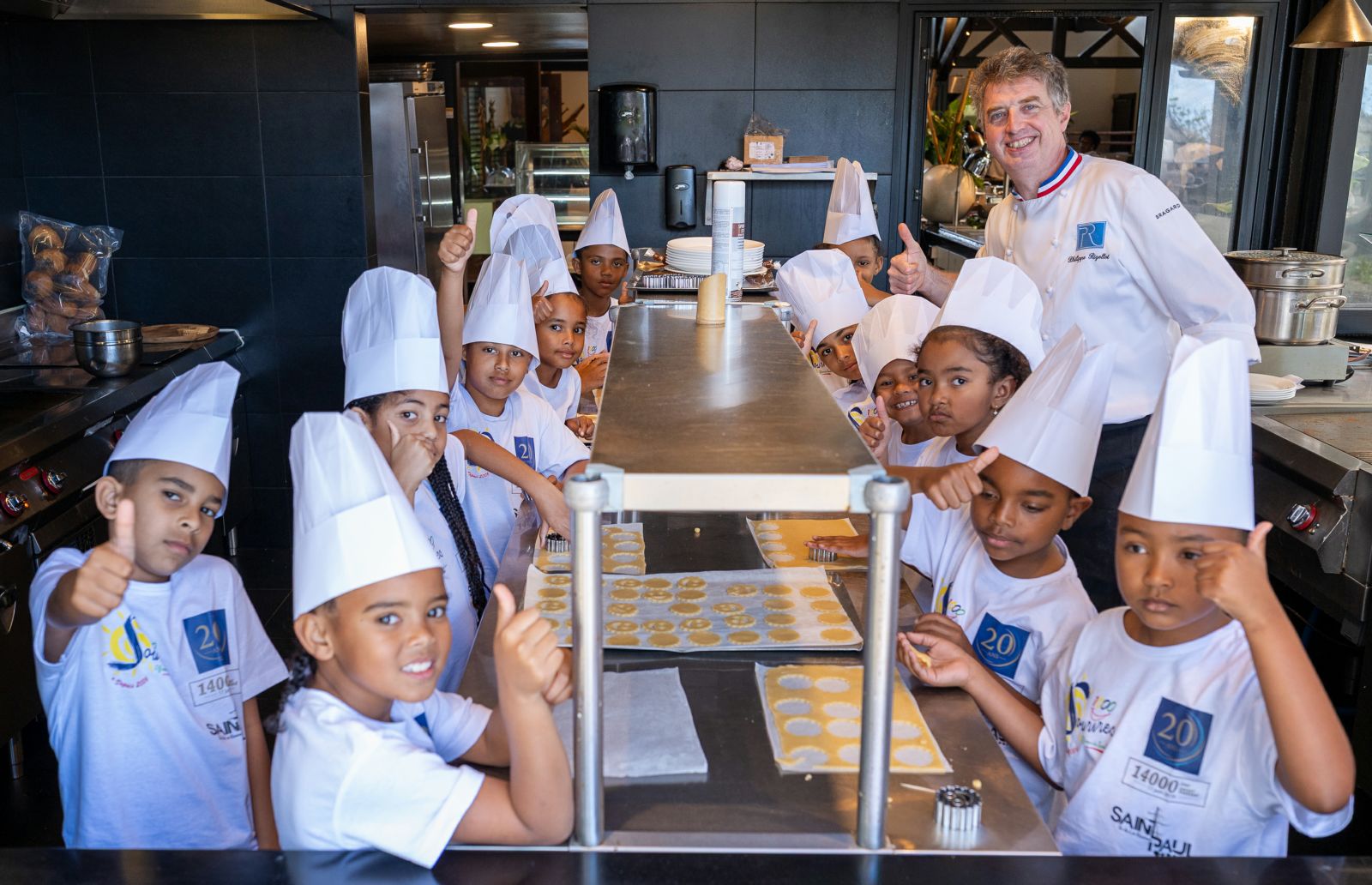 <center>20ème Anniversaire : au Palm Hôtel & Spa, les marmailles de 1000 Sourires  plongent dans les coulisses de la pâtisserie et du spectacle