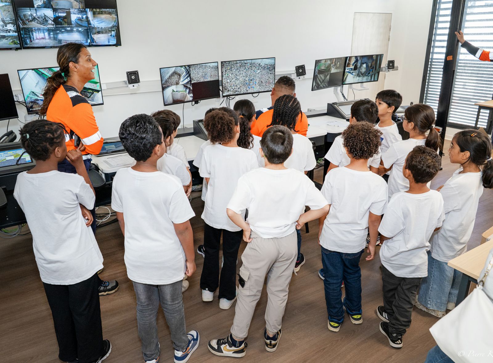 Visite du centre RUN’EVA, de l’aéroport de Pierrefonds et baptême d’hélicoptère :        la riche journée des marmailles de 1000 Sourires !`