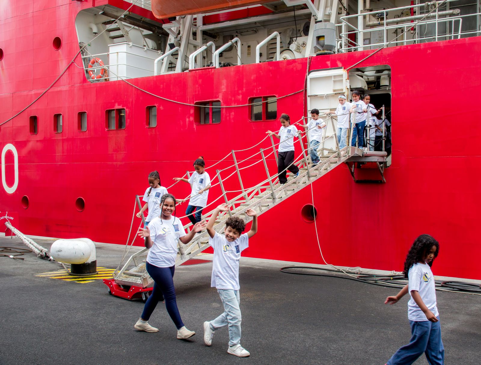 <center>De la chasse au manchot au pilotage d’un zodiac,  les marmailles de 1000 Sourires <br>embarquent à bord de L’Astrolabe