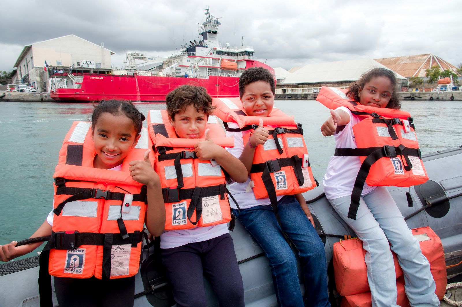 <center>De la chasse au manchot au pilotage d’un zodiac,  les marmailles de 1000 Sourires <br>embarquent à bord de L’Astrolabe