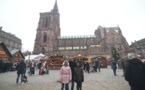 <center>« L’Incroyable Noël » de Sara et de Yuri à Strasbourg / la Cathédrale, <br>le marché de Noël à la tombée de la nuit ...