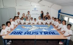<center>Les marmailles de 1000 Sourires réalisent une fresque de plus de 5000 bouchons pour Air Austral
