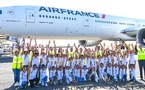 <center>Avec le pilote Sébastien Nativel,  1000 Sourires et Air France ouvrent les portes du ciel aux marmailles