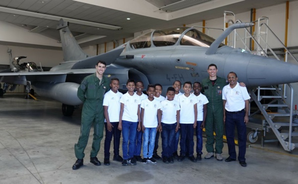 <center>"S'envoler vers le Rêve ..."  <br> Jour 9: Les marmailles rencontrent <br> le pilote de Rafale Sébastien Nativel,  <br>à la Base Aérienne de Saint-Dizier