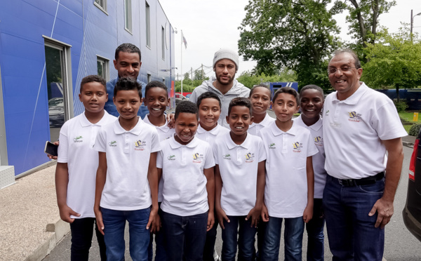 <center>"S'envoler vers le Rêve ..."  <br> Jour 12 : Enzo, Samuel, Mathéo, Yannick et leurs petits camarades rencontrent <br> les stars du PSG au centre Ooredoo