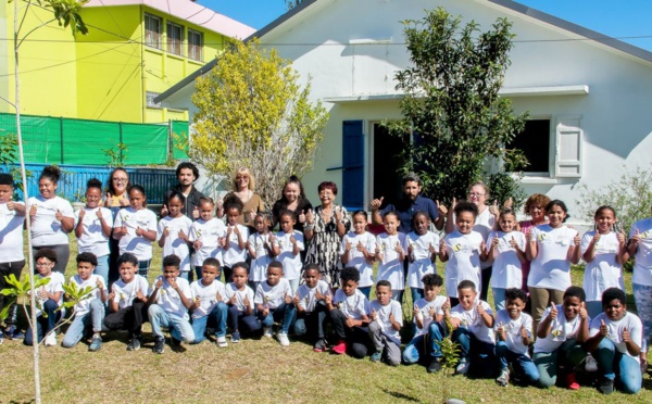 <center>Ateliers découverte du patrimoine créole et plantation d’un arbre endémique pour les marmailles de 1000 Sourires au CLAC du Brulé 