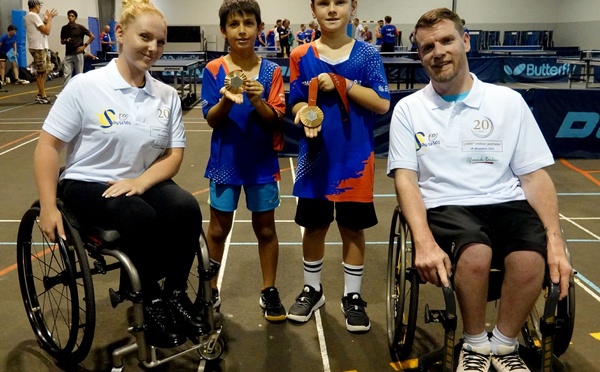 Para tennis de table :  Florian Merrien et <br>Flora Vautier avec les pongistes du SPORTT de Saint-Paul