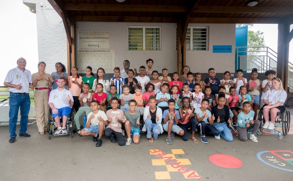 <center>1000 Sourires offre une rencontre exceptionnelle entre des élèves de Saint-Paul et deux médaillés paralympiques, Florian Merrien et Flora Vautier en tennis de table