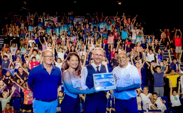 <center>Les 250 marmailles de 1000 Sourires prennent plein les yeux au spectacle de magie de <br>Stéphane Guekko au au Théâtre des Sables