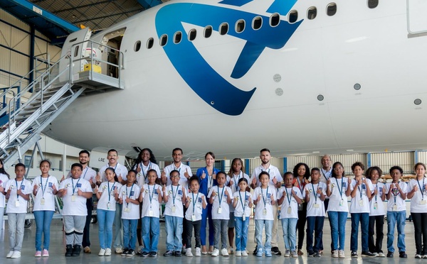  <center>20 ans de 1000 Sourires : Quand les stars du football et du web font rêver les marmailles à bord d’un avion Air Austral